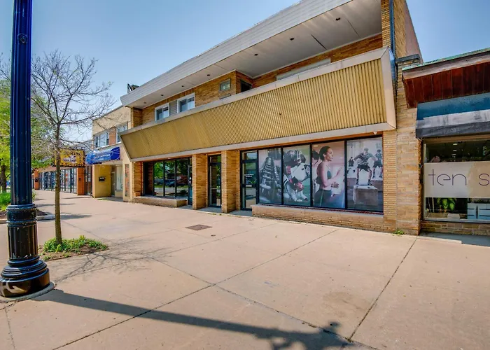 Walk To Train & Bus: Updated Apartment Chicago
