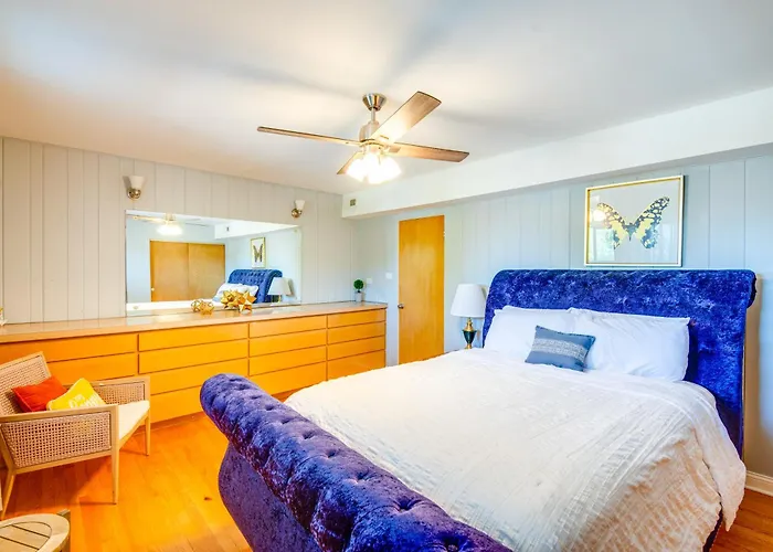 Apartment Walk To Train & Bus: Updated Chicago