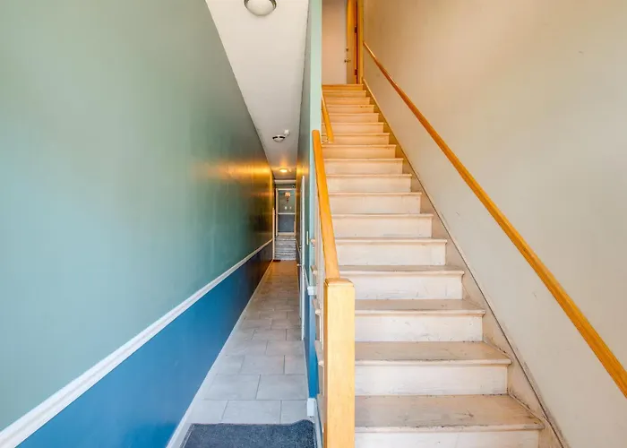 Apartment Walk To Train & Bus: Updated