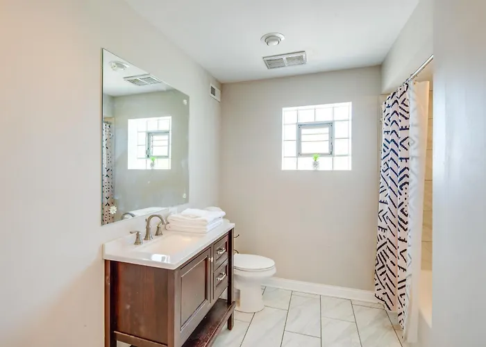 Walk To Train & Bus: Updated Apartment Chicago