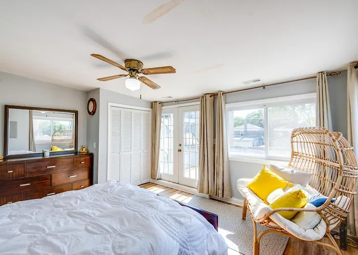 Apartment Walk To Train & Bus: Updated Chicago