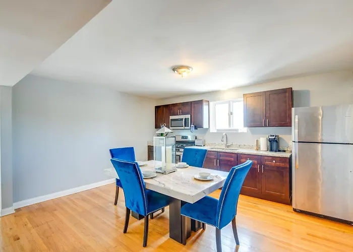 Apartment Walk To Train & Bus: Updated *