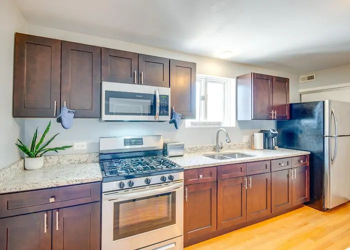 Walk To Train & Bus: Updated Apartment Chicago