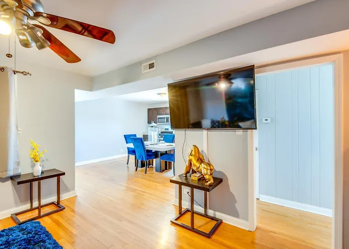 Apartment Walk To Train & Bus: Updated Chicago